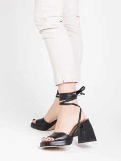 Sandali In Nappa Neri Con Lacci Alla Caviglia